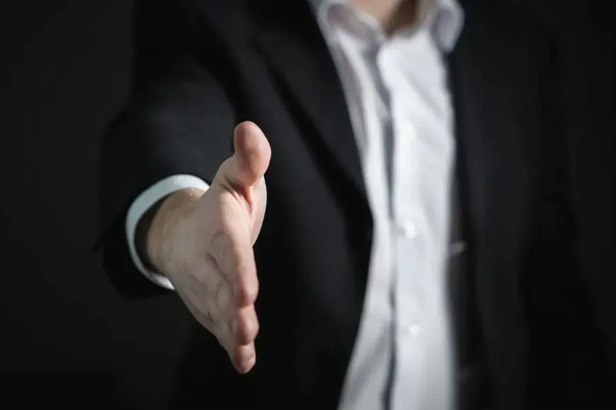 كيف تتفاوض باحتراف؟ أدوات وتكتيكات عملية